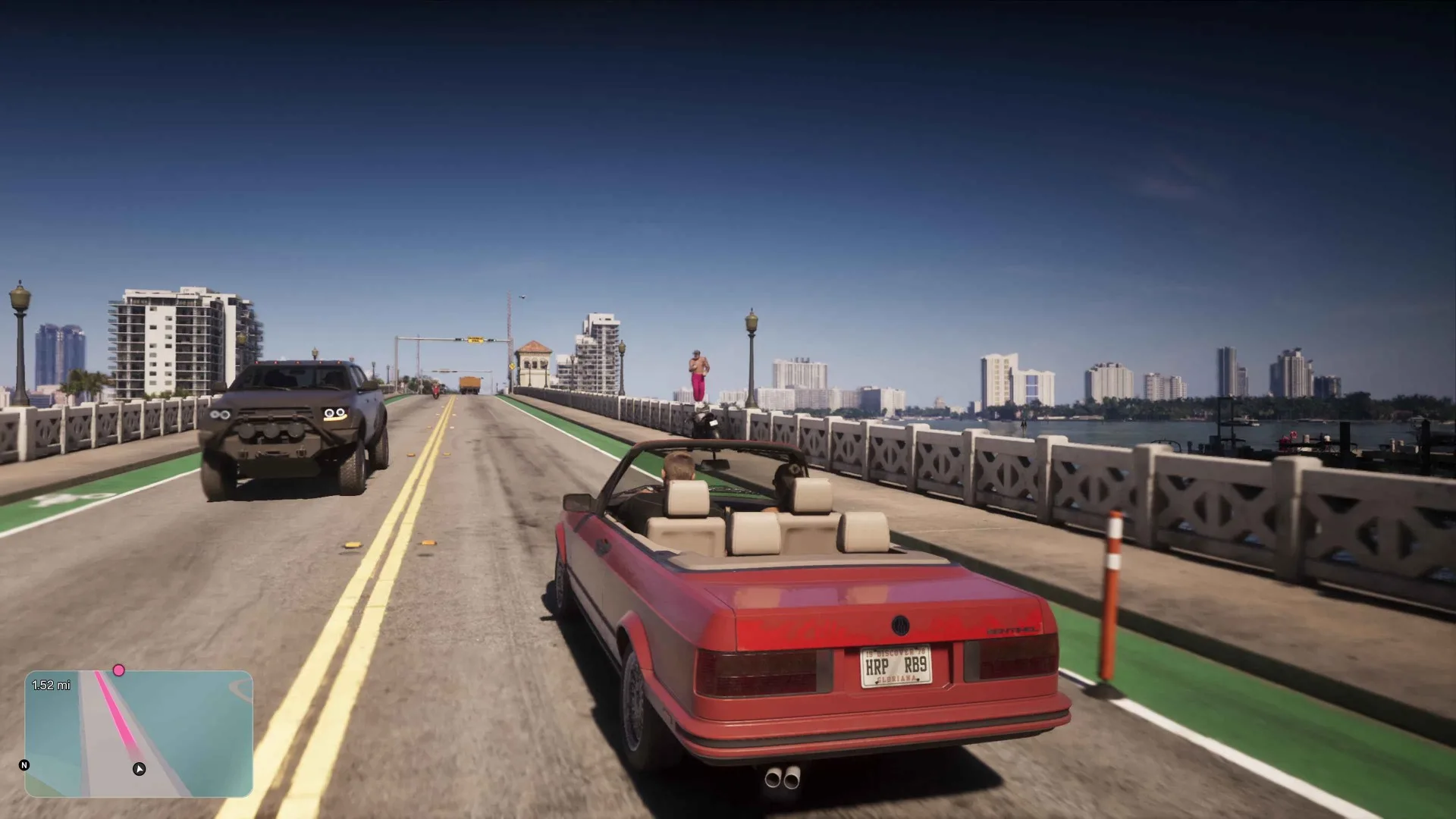 Cabriolet rouge roulant sur un pont dans GTA 6 avec une interface très épurée et une petite minimap arrondie