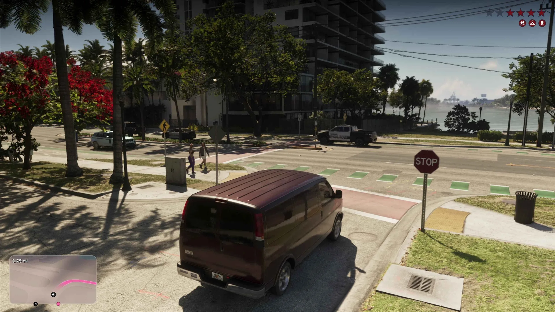 Scène de recherche policière dans GTA 6 avec étoiles et indicateurs de personnages affichés en haut à droite