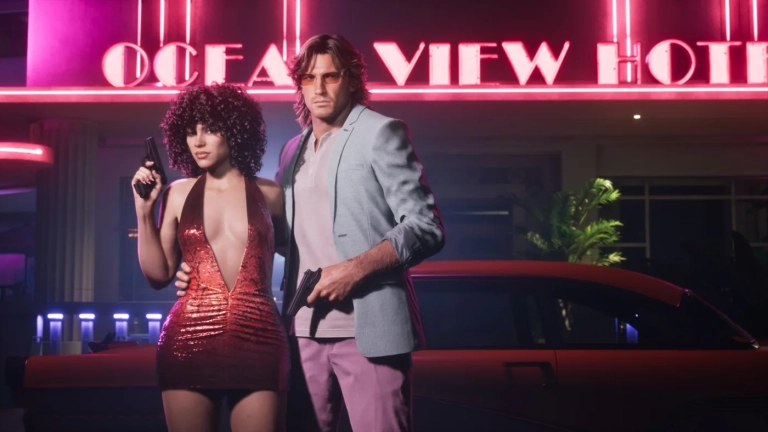 Lucia en robe rouge à sequins et Jason en costume pastel du Pack Vintage Vice City devant l’Ocean View Hotel dans GTA 6